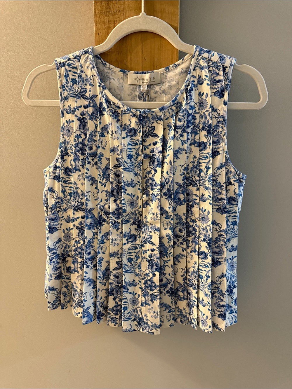 WAYF Blue Floral Pleated Sleeveless Top, XS